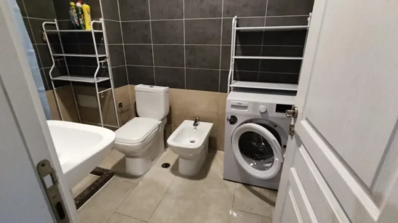 Tirane, jepet me qera apartament 2+1+Ballkon , 80 m² 580 € (Kompleksi Golden Park)