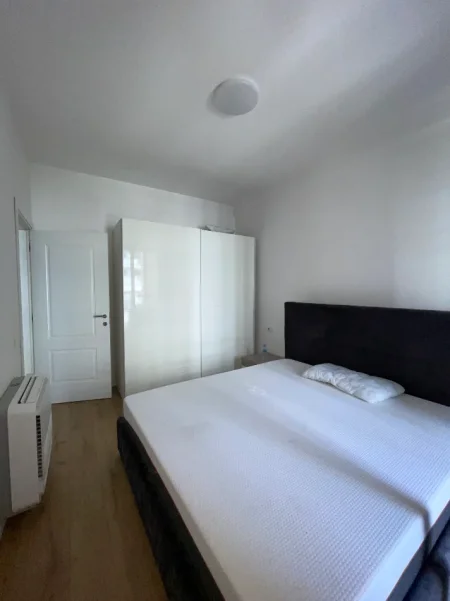 Tirane, jepet me qera apartament 1+1+Ballkon Kati 2, 75 m² 750 € (Rruga e kosovareve)