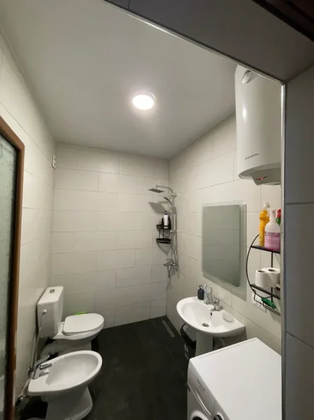 Tirane, jepet me qera apartament 1+1 Kati 3, 65 m² 650 € (Selvia)