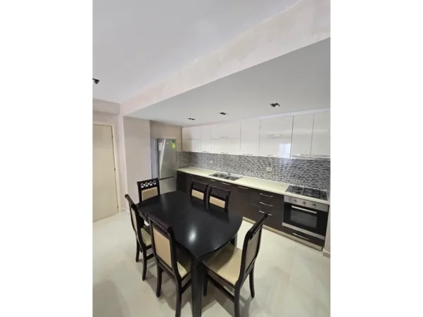 Tirane, jepet me qera apartament 2+1+Ballkon Kati 11, 115 m² 500 € (casa italia malajziani)