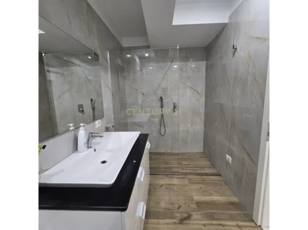 Tirane, jepet me qera apartament 2+1+Ballkon Kati 6, 116 m² 750 € (irfan tomini)