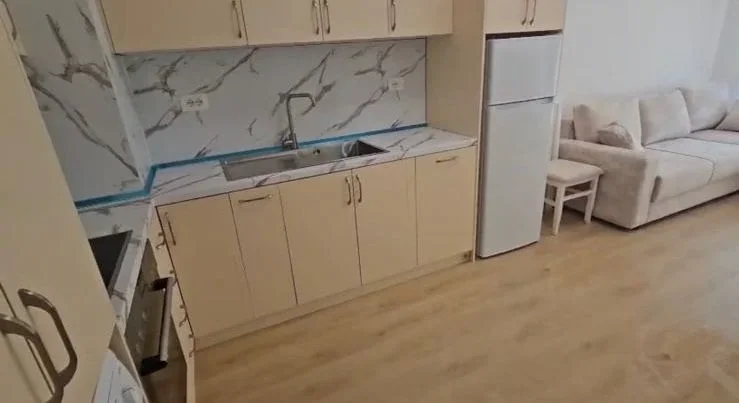 Tirane, jepet me qera apartament 1+1+Ballkon Kati 5, 65 m² 400 € (Ali Demi)