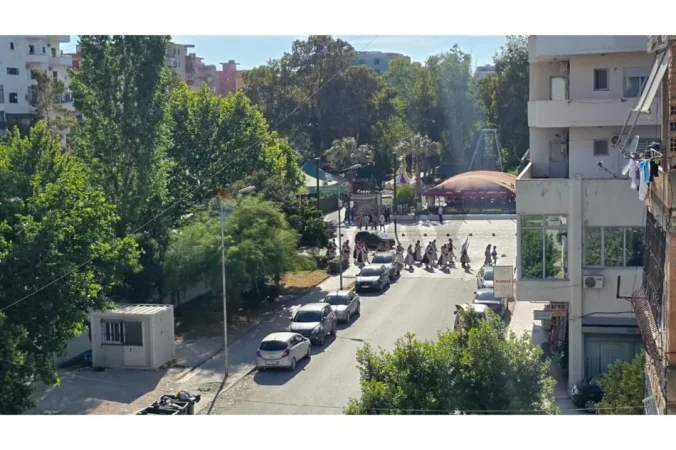 Vlore, jepet me qera apartament 4+1 Kati 3, 135 m² 800 € (Blv. Ismail Qemali,parku AULONA, Vlore)