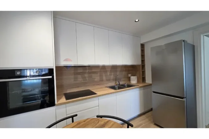 Vlore, jepet me qera apartament 4+1 Kati 3, 135 m² 800 € (Blv. Ismail Qemali,parku AULONA, Vlore)