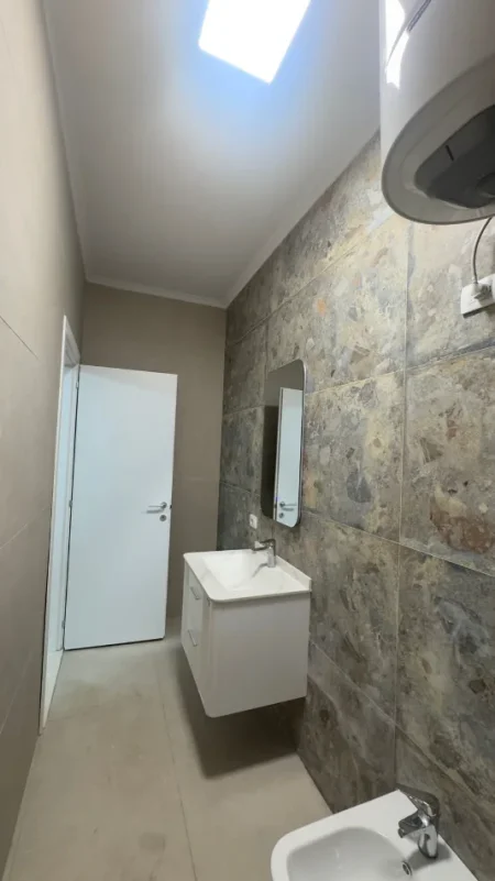 Tirane, jepet me qera apartament 2+1 Kati 1, 75 m² 630 € (5 Maji)