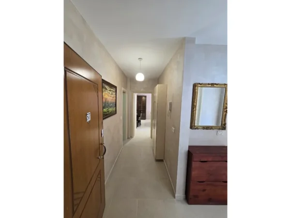 Tirane, jepet me qera apartament 2+1 Kati 11, 115 m² 500 € (Kompleksi Malajzian)