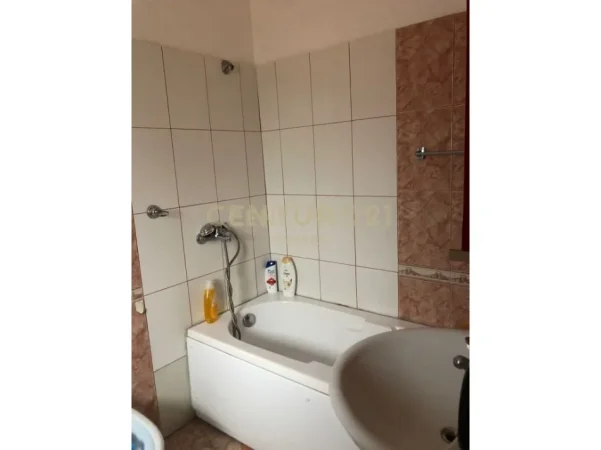 Tirane, jepet me qera apartament 3+1+Ballkon Kati 4, 162 m² 900 € (vilat amerikane)