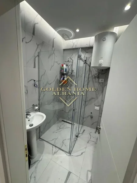 Tirane, jepet me qera 2+1 , 110 m² 740 € 