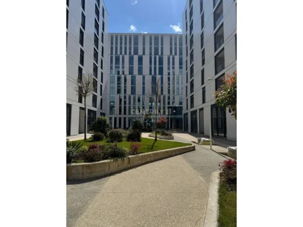 Tirane, jepet me qera apartament 2+1+Ballkon Kati 7, 118 m² 700 € (Kompleksi Akses)