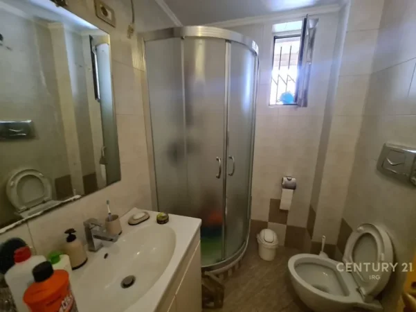 Tirane, jepet me qera apartament 2+1+Aneks+Ballkon Kati 1, 700 m² 700 € (tek Stadiumi Dinamo)