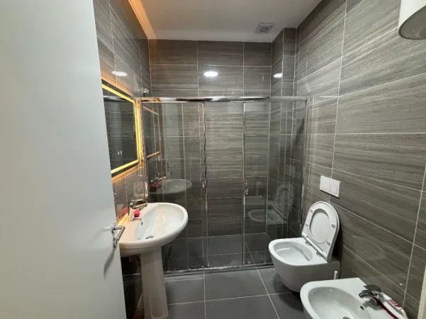 Tirane, jepet me qera apartament 1+1+Ballkon Kati 0, 59 m² 550 € (Rruga Kodra e Diellit)