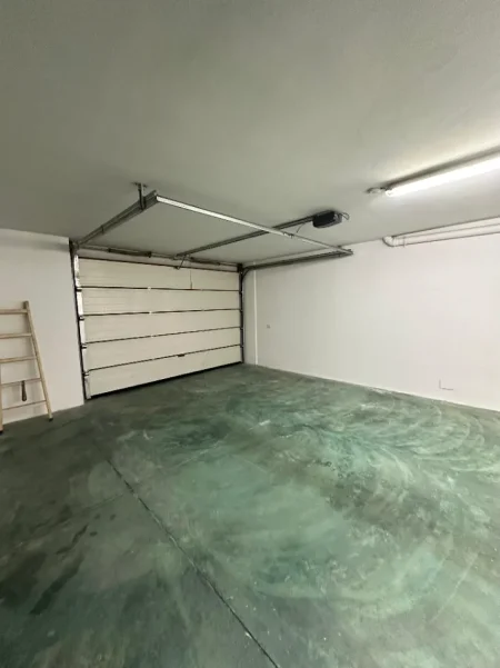Tirane, jepet me qera Vile Vile 3 Katshe Kati 4, 370 m² 2.500 € (White House, TEG)