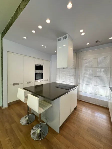 Tirane, jepet me qera Vile Vile 3 Katshe Kati 4, 370 m² 2.500 € (White House, TEG)