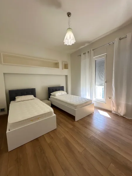 Tirane, jepet me qera Vile Vile 3 Katshe Kati 4, 370 m² 2.500 € (White House, TEG)
