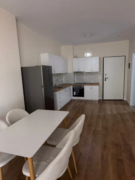 Tirane, jepet me qera apartament 1+1 Kati 3, 75 m² 550 € (Rruga 5 Maji)