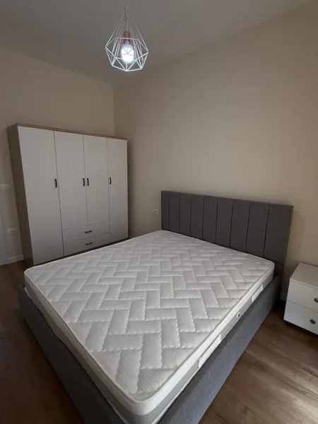 Tirane, jepet me qera apartament 1+1 Kati 3, 75 m² 550 € (Rruga 5 Maji)