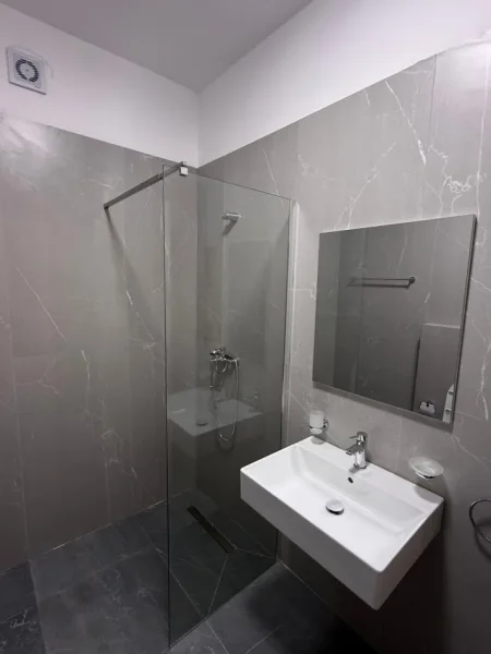 Tirane, jepet me qera apartament 1+1 Kati 3, 75 m² 550 € (Rruga 5 Maji)