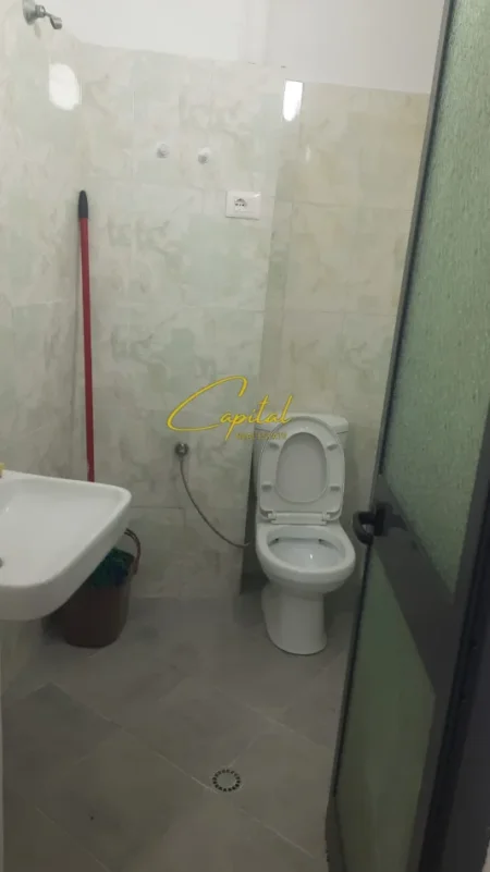 Tirane, jepet me qera ambjent biznesi Kati 0, 65 m² 650 € (ALI DEMI)