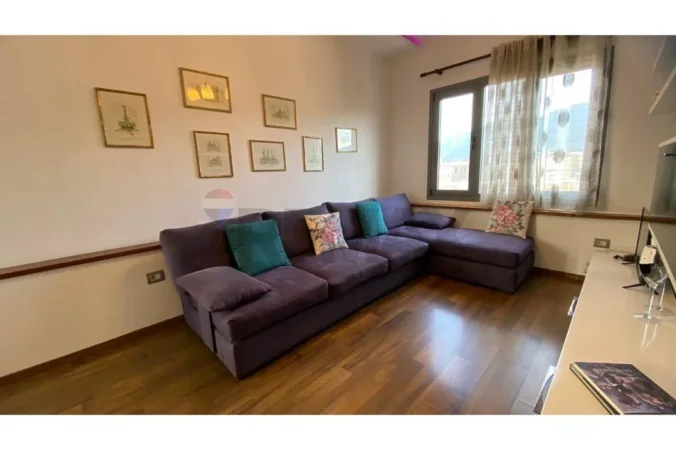 Tirane, jepet me qera apartament 2+1+Ballkon Kati 9, 90 m² 730 € (Pazari i ri)