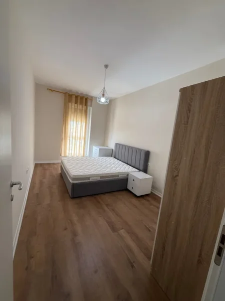 Tirane, jepet me qera apartament 1+1 Kati 4, 70 m² 500 € (Rruga 5 Maji)