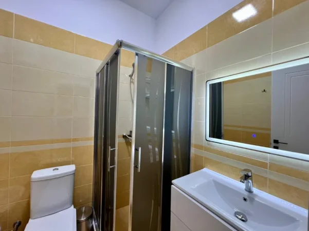 Tirane, jepet me qera apartament 1+1+Ballkon Kati 4, 70 m² 800 € (Kopshti Botanik)