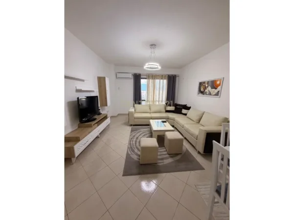 Tirane, jepet me qera apartament 2+1+Ballkon Kati 7, 100 m² 600 € (yzberisht)