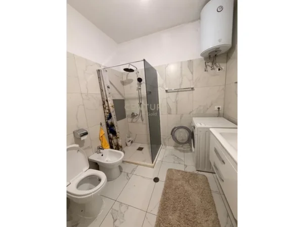 Tirane, jepet me qera apartament 2+1+Ballkon Kati 7, 100 m² 600 € (yzberisht)
