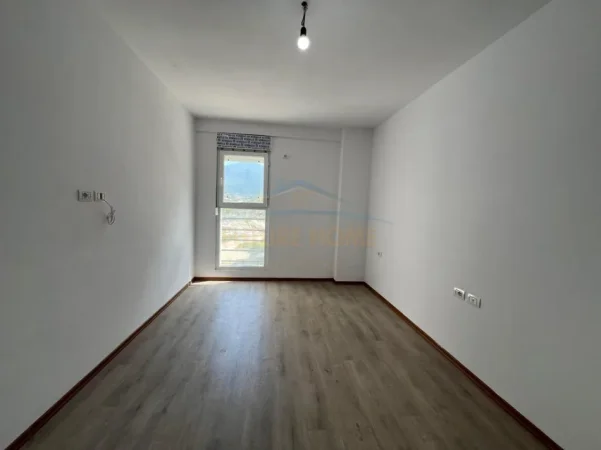 Tirane, shitet apartament 2+1 Kati 1, 95 m² (5 Maji)