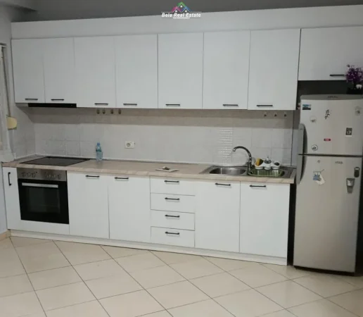 Tirane, jepet me qera apartament 2+1 Kati 4, 80 m² 570 € (Rruga Riza Cerova)