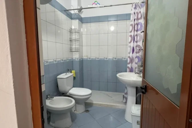 Tirane, jepet me qera apartament 2+1 Kati 4, 80 m² 570 € (Rruga Riza Cerova)