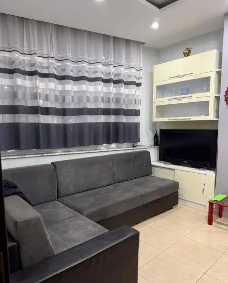 Tirane, jepet me qera apartament 1+1 Kati 3, 60 m² 500 € (TODI SHKURTI)