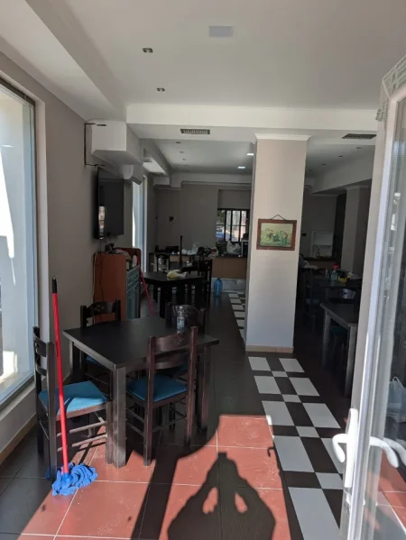 Tirane, jepet me qera bar-resorant Kati 0, 59 m² 1.530 € (Gjykata e Tiranes)