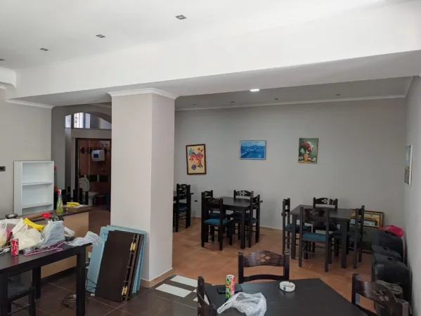 Tirane, jepet me qera bar-resorant Kati 0, 59 m² 1.530 € (Gjykata e Tiranes)