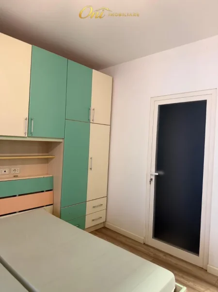 Tirane, jepet me qera apartament 1+1 Kati 2, 65 m² 500 € (RRUGA E BARRIKADAVE)