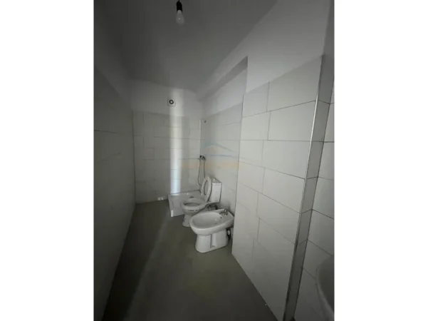 Tirane, jepet me qera apartament 3+1 Kati 4, 151 m² 530 € (5 Maji)