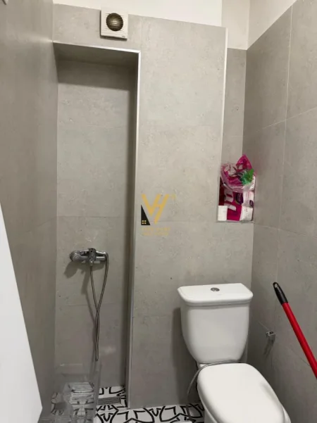 Tirane, jepet me qera apartament 1+1+Ballkon Kati 1, 65 m² 520 € (RRUGA E BARRIKADAVE)