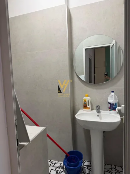 Tirane, jepet me qera apartament 1+1+Ballkon Kati 1, 65 m² 520 € (RRUGA E BARRIKADAVE)