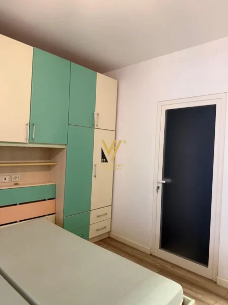 Tirane, jepet me qera apartament 1+1+Ballkon Kati 1, 65 m² 520 € (RRUGA E BARRIKADAVE)