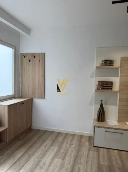 Tirane, jepet me qera apartament 1+1+Ballkon Kati 1, 65 m² 520 € (RRUGA E BARRIKADAVE)