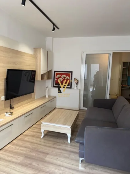 Tirane, jepet me qera apartament 1+1+Ballkon Kati 1, 65 m² 520 € (RRUGA E BARRIKADAVE)