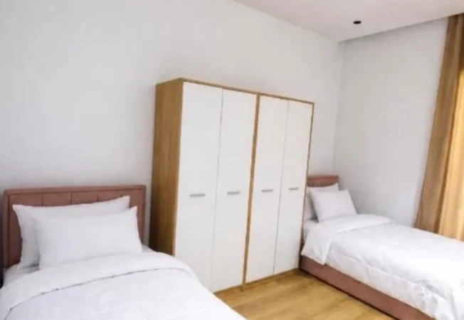 Tirane, jepet me qera apartament 2+1+Ballkon , 100 m² 1.300 € (Square 21)