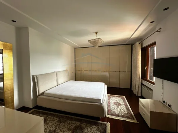 Tirane, jepet me qera apartament 4+1+3 Kati 10, 382 m² 5.200 € (BLLOKU)