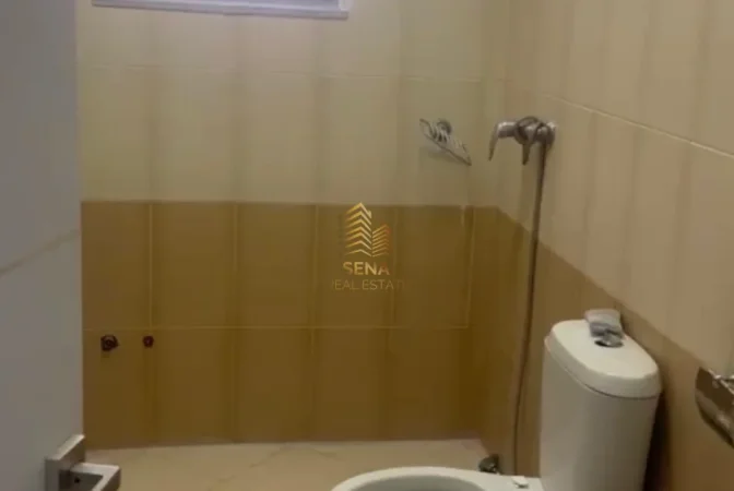 Tirane, jepet me qera ambjent biznesi Kati 3, 110 m² 800 € (Sauk)