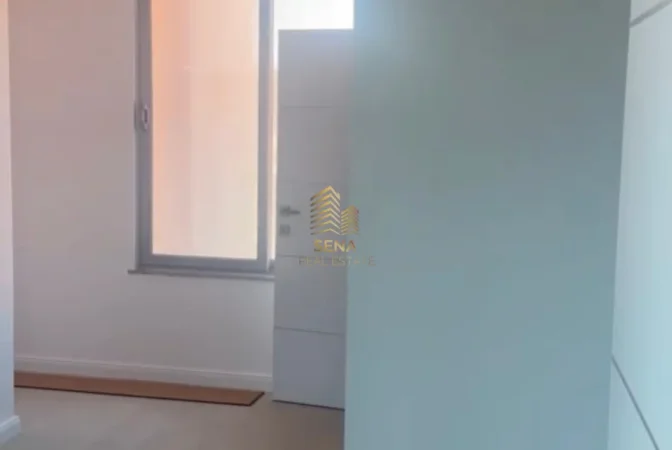 Tirane, jepet me qera ambjent biznesi Kati 3, 110 m² 800 € (Sauk)