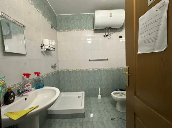 Tirane, jepet me qera zyre Kati 5, 132 m² 1.600 € (Bllok)