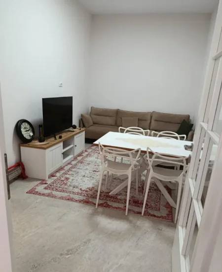 Tirane, jepet me qera apartament 2+1 , 75 m² 600 € (PRANE SHKOLLES BESNIK SYKJA)
