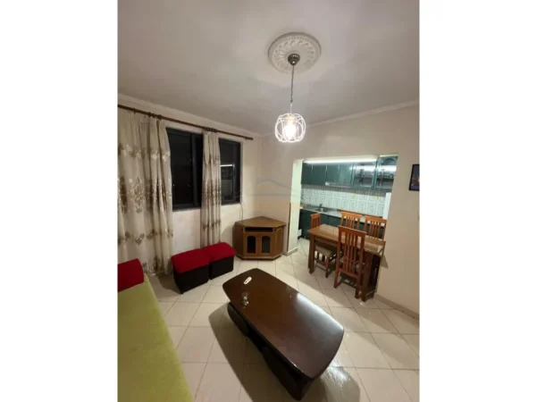 Tirane, jepet me qera apartament 1+1 Kati 5, 55 m² 300 € (Shkoze)