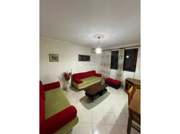 Tirane, jepet me qera apartament 1+1 Kati 5, 55 m² 300 € (Shkoze)