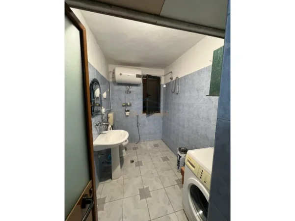 Tirane, jepet me qera apartament 1+1 Kati 5, 55 m² 300 € (Shkoze)