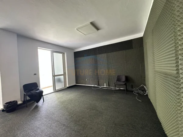 Tirane, jepet me qera ambjent biznesi Kati 5, 132 m² 1.600 € (Bllok)
